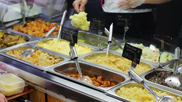 Listo para comer comida preparada en el café . — Vídeo de stock