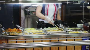 Markette hazır yemek yemeye hazır