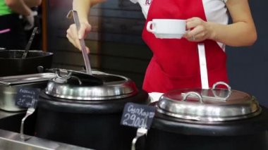 Markette hazır yemek yemeye hazır