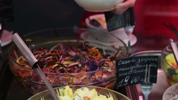 Listo para comer alimentos preparados en la tienda de comestibles — Vídeos de Stock