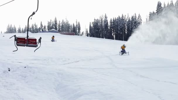 Snow machine gun on a ski slope. — Stock Video