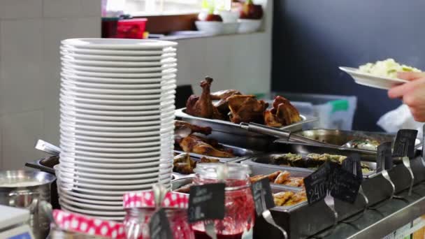 Listo para comer comida preparada en el café . — Vídeo de stock