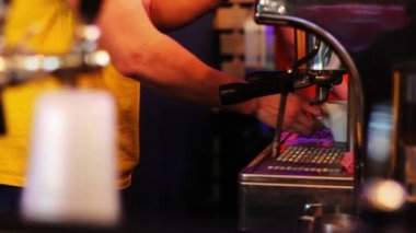 Barda barmen karşı kahve kahve makinesi kullanarak hazırlar.