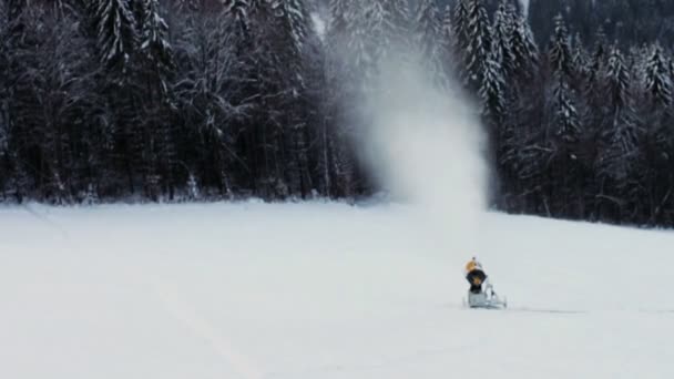 Snow kulomet na lyžařském svahu. — Stock video
