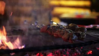 Restorandaki ızgarada kebap hazır..