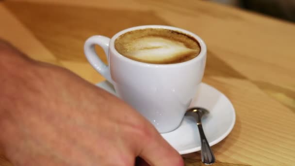 Taza de café sobre mesa de madera. — Vídeos de Stock