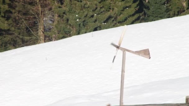 Houten molen spinnen in de wind in de winter. — Stockvideo