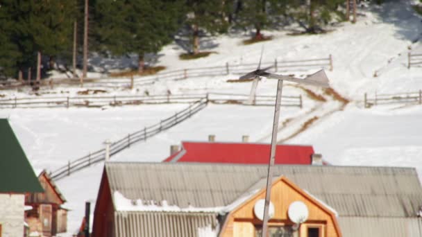 Windmühle aus Holz dreht sich im Winter im Wind. — Stockvideo