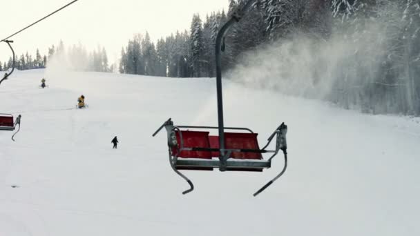 Pistola de nieve en una pista de esquí . — Vídeos de Stock