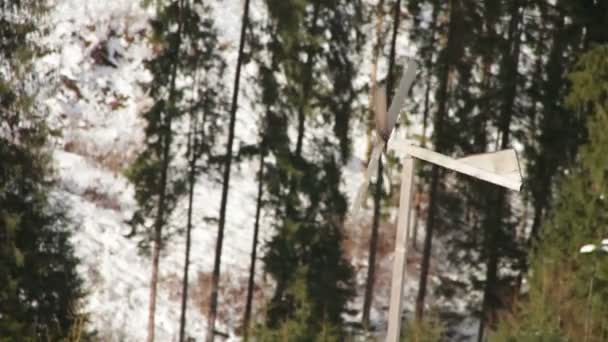 Molino de viento de madera girando al viento en invierno . — Vídeo de stock