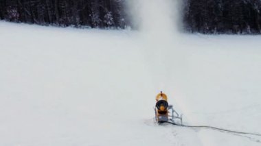 Kar makinalı tüfek bir kayak pisti.