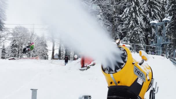 Snow kulspruta på en skidbacke. — Stockvideo