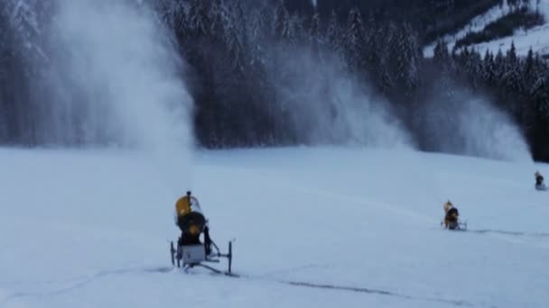 Sneeuw machinegeweer op een skihelling. — Stockvideo