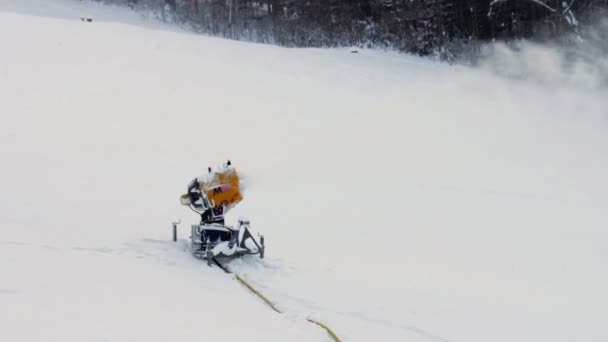 Snow kulomet na lyžařském svahu. — Stock video