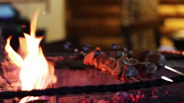 Kebab preparado en la parrilla en el restaurante . — Vídeo de stock