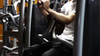 Adam simülatör spor salonunda.