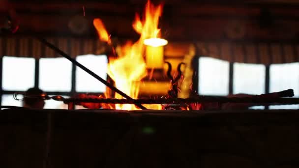 Kebab preparado en la parrilla en el restaurante . — Vídeo de stock