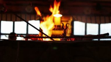 Restorandaki ızgarada kebap hazır..