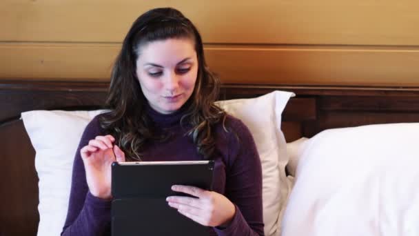 Mulher feliz com o tablet na cama . — Vídeo de Stock