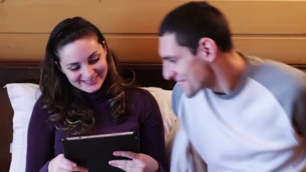 快乐的男人和女人在床上的平板电脑. — 图库视频影像