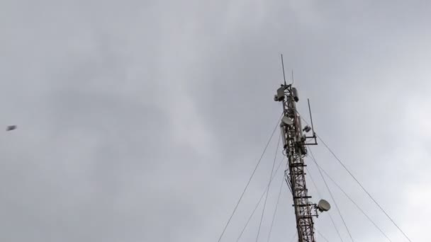 Cellular communications tower in the background moving clouds. — Stock Video