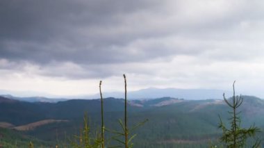 Bulutlar Dağların üzerinden hareket.