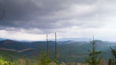 Bulutlar Dağların üzerinden hareket.