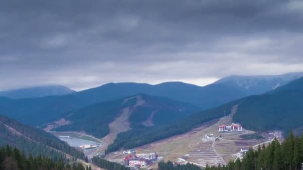 Nuvens movendo-se sobre as montanhas . — Vídeo de Stock