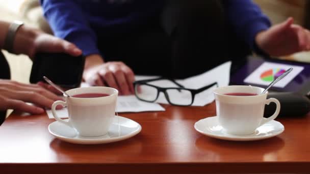 Business lunch between two businessmen. — Stock Video