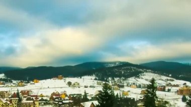 Bulutlar dağ evleri yukarıda hareket. Timelapse
