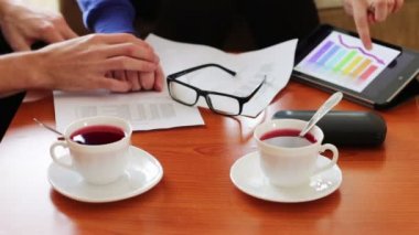 Kadınlar ve erkekler arasındaki iş yemeği.