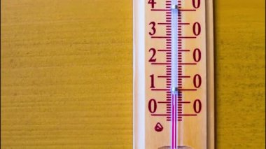 Bir termometre sıcaklık artar. Timelapse