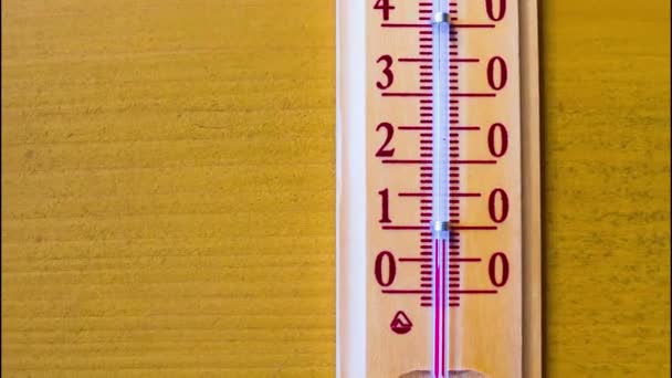 Die Temperatur steigt auf dem Thermometer. Zeitraffer — Stockvideo