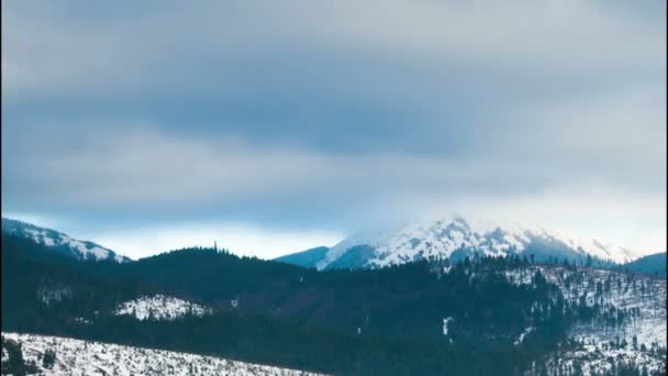 Nubes moviéndose sobre las montañas . — Vídeo de stock