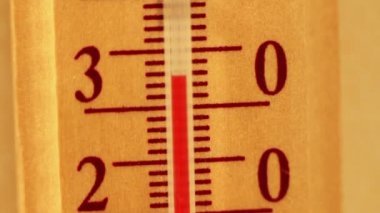 Sıcaklığı bir termometre artıyor.