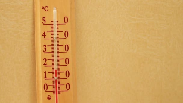 Temperatur steigt auf dem Thermometer. — Stockvideo