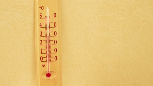 Aumento de la temperatura en un termómetro . — Vídeos de Stock