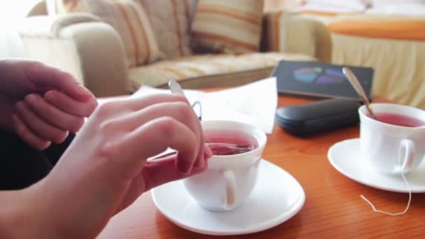 Mujer vierte té para un almuerzo de negocios . — Vídeos de Stock