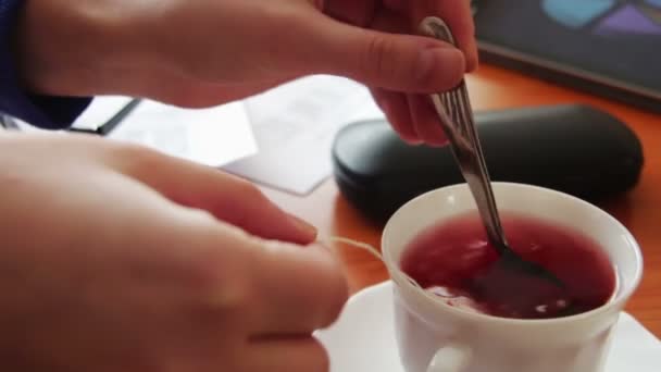 Mujer vierte té para un almuerzo de negocios . — Vídeo de stock