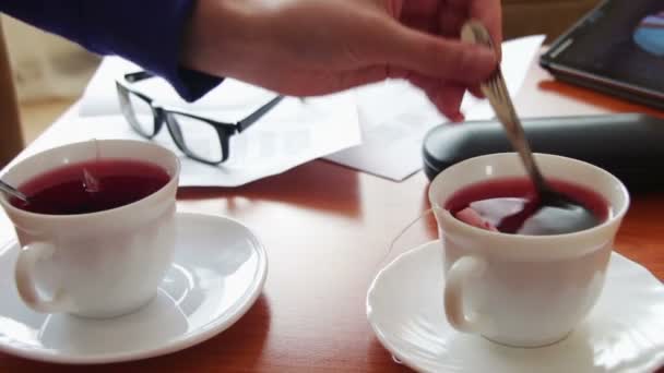 女性は、ビジネス ランチにお茶を注ぐ. — ストック動画