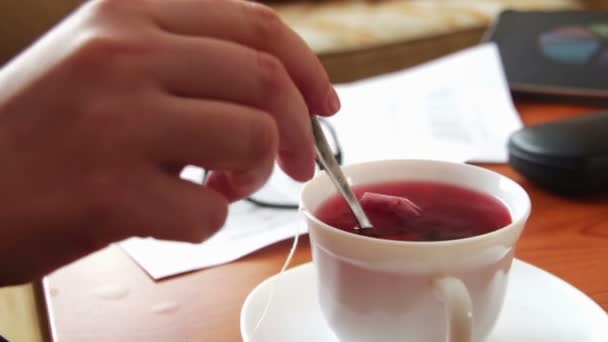 Vrouw giet thee voor een zakelijke lunch. — Stockvideo