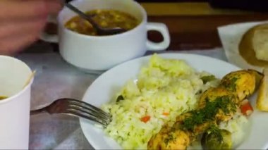 Adam bir tepsi ile kafede bir yemek yeme. Timelapse