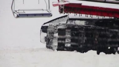 Kayak Merkezi, bir dağ yamacında Snowcat çalışır.