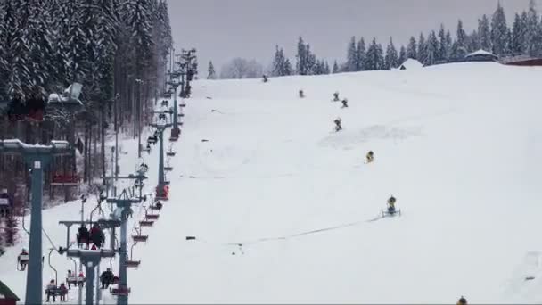 Wyciągi narciarskie działa na snowy góry. Timelapse — Wideo stockowe