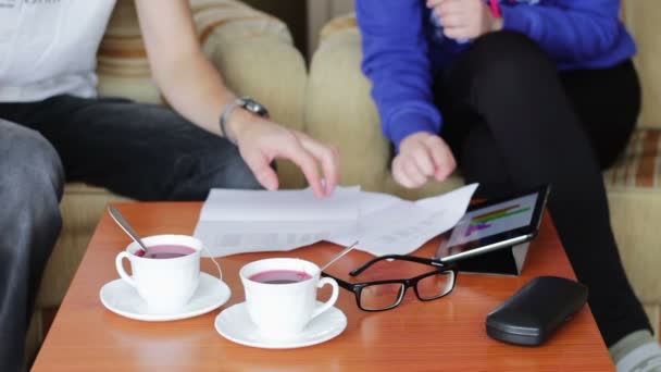 Les gens d'affaires travaillant à une table . — Video