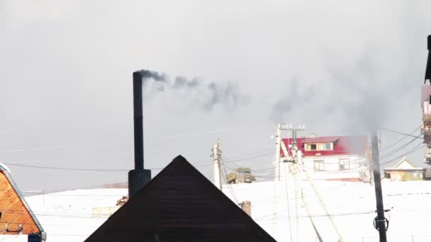 La fumée de la cheminée de la maison . — Video