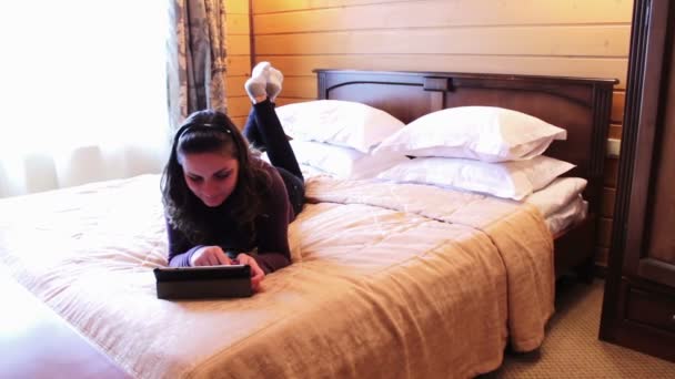 Femme heureuse avec la tablette sur le lit . — Video