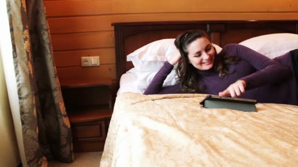 Mulher feliz com o tablet na cama . — Vídeo de Stock