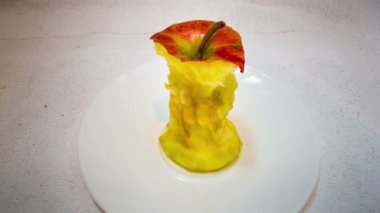 Apple core hızlı çürüyor. Timelapse