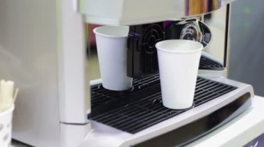 Otomatik kahve makinesi çalışan ve üreten kahve Kupası.